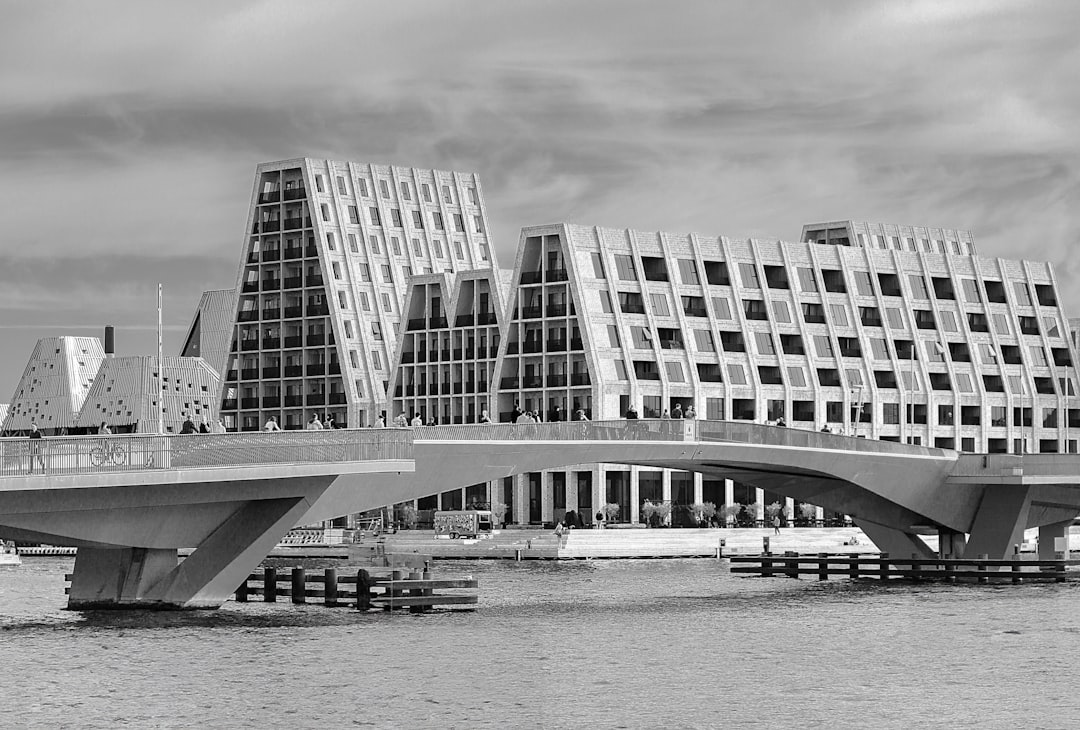 Архитектурное наследие: знаменитые здания и мосты