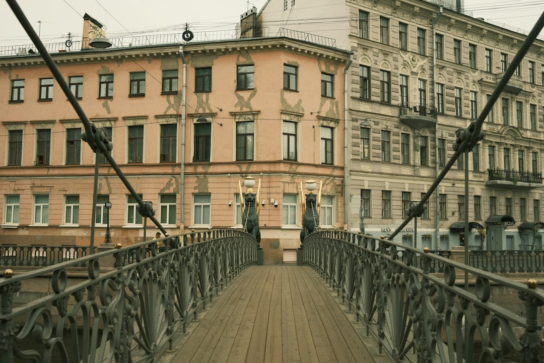 Архитектурное наследие: знаменитые здания и мосты