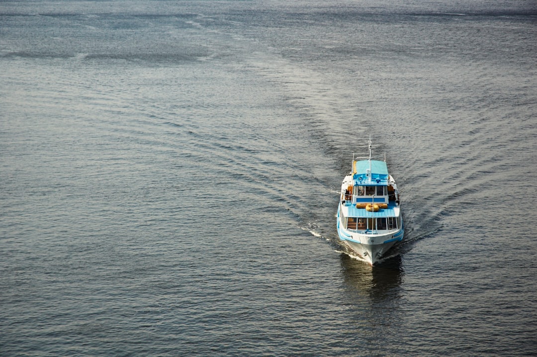Путешествие на водном транспорте: круизы, яхты, паромы