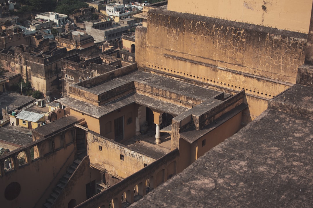 Путешествие в архитектурные шедевры: от современных небоскребов до древних храмов