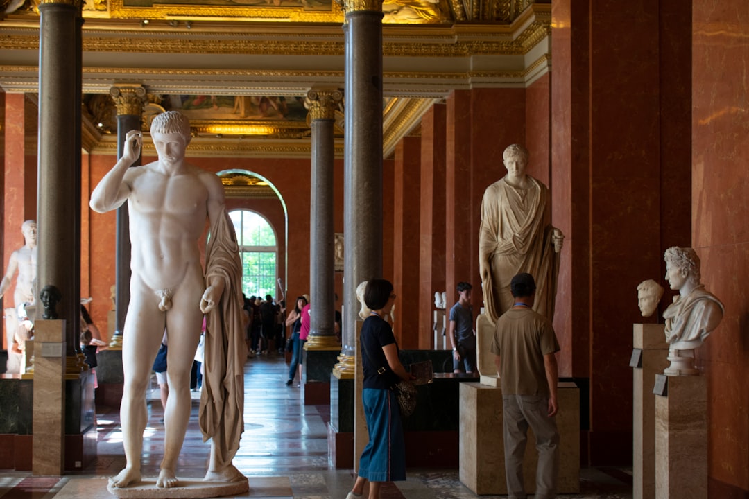 Путешествие в мире искусства: галереи и скульптуры
