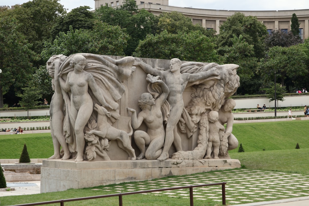 Путешествие в мире искусства: галереи и скульптуры