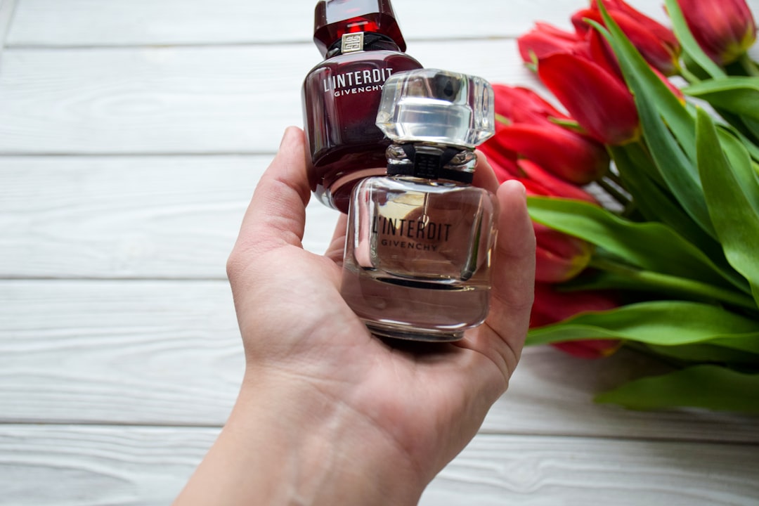 Путеводитель по миру ароматов: лучшие места для покупки духов и масел