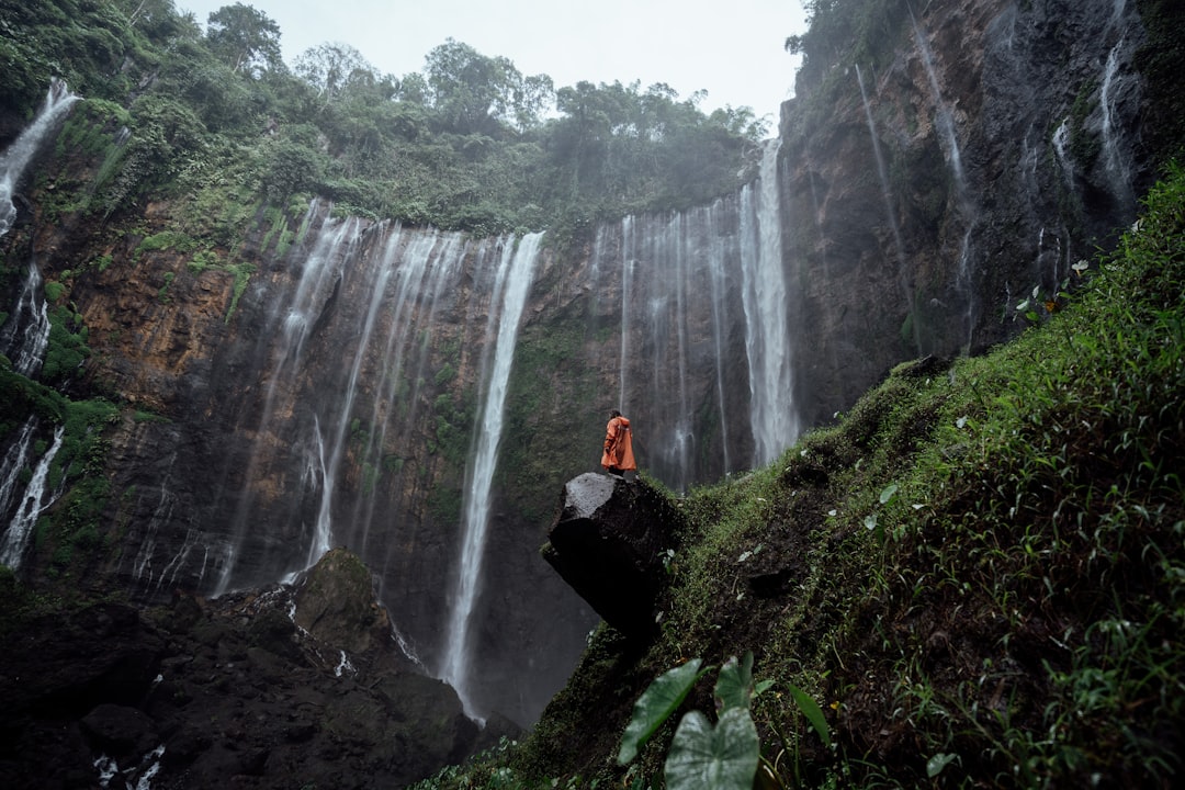 Путеводитель по миру природных явлений: водопады, гейзеры, скалы