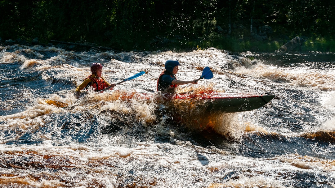 Сплав по рекам: водные приключения и каякинг