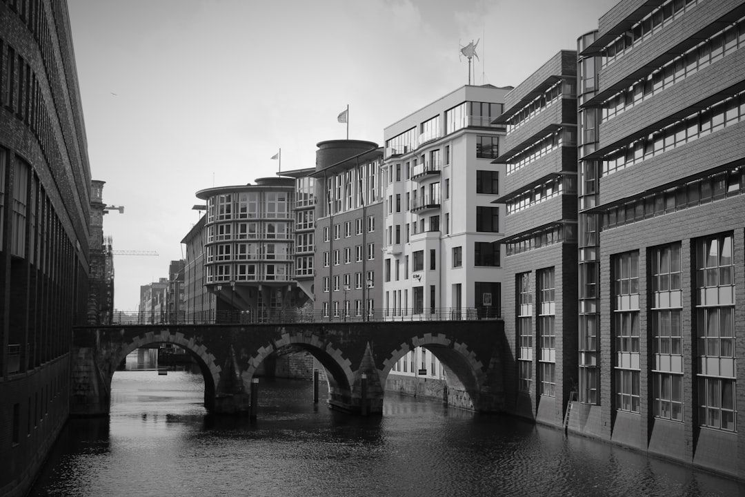 Архитектурное наследие: знаменитые здания и мосты