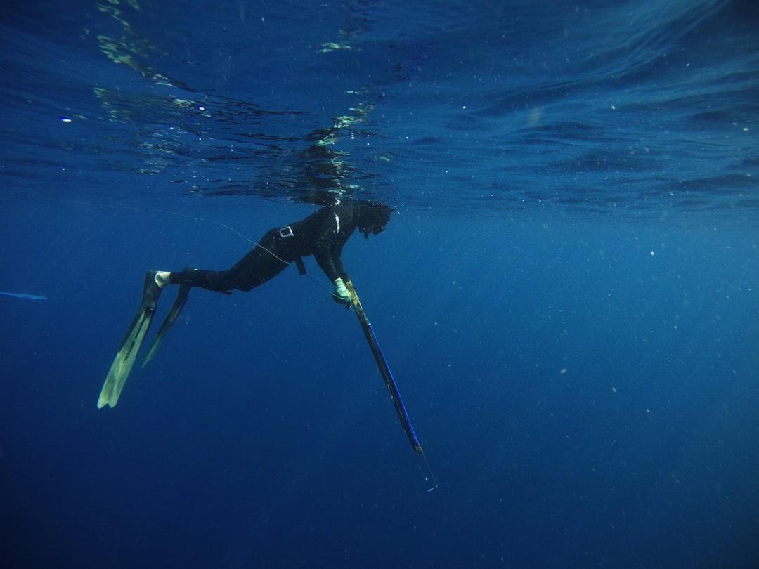 Исследование подводного мира при плавании с маской и трубкой