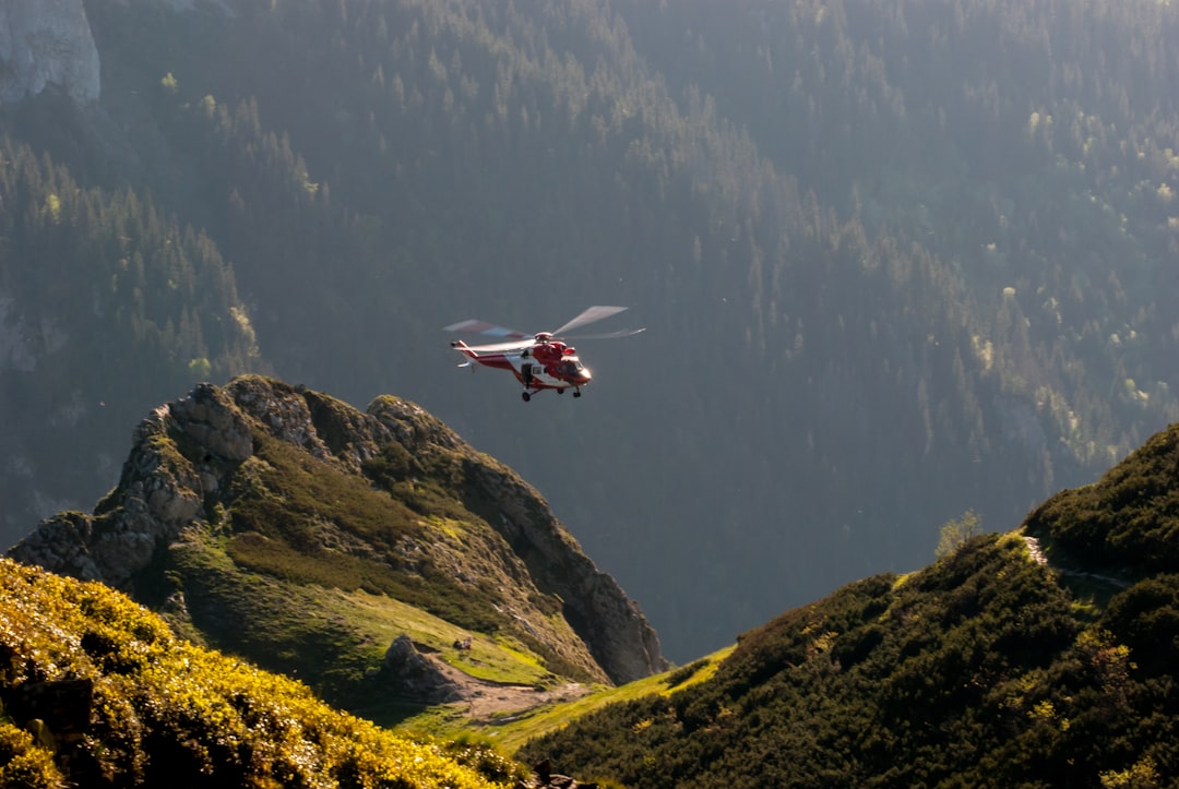 Путешествие на вертолетах над заснеженными пейзажами