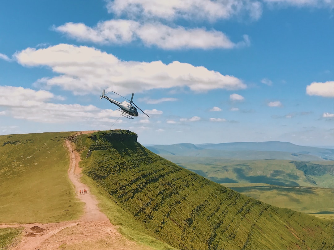 Путешествие на вертолетах над заснеженными пейзажами