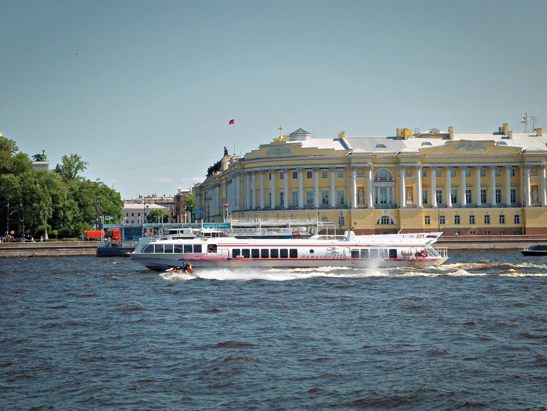 Путешествие на водном транспорте: круизы, яхты, паромы