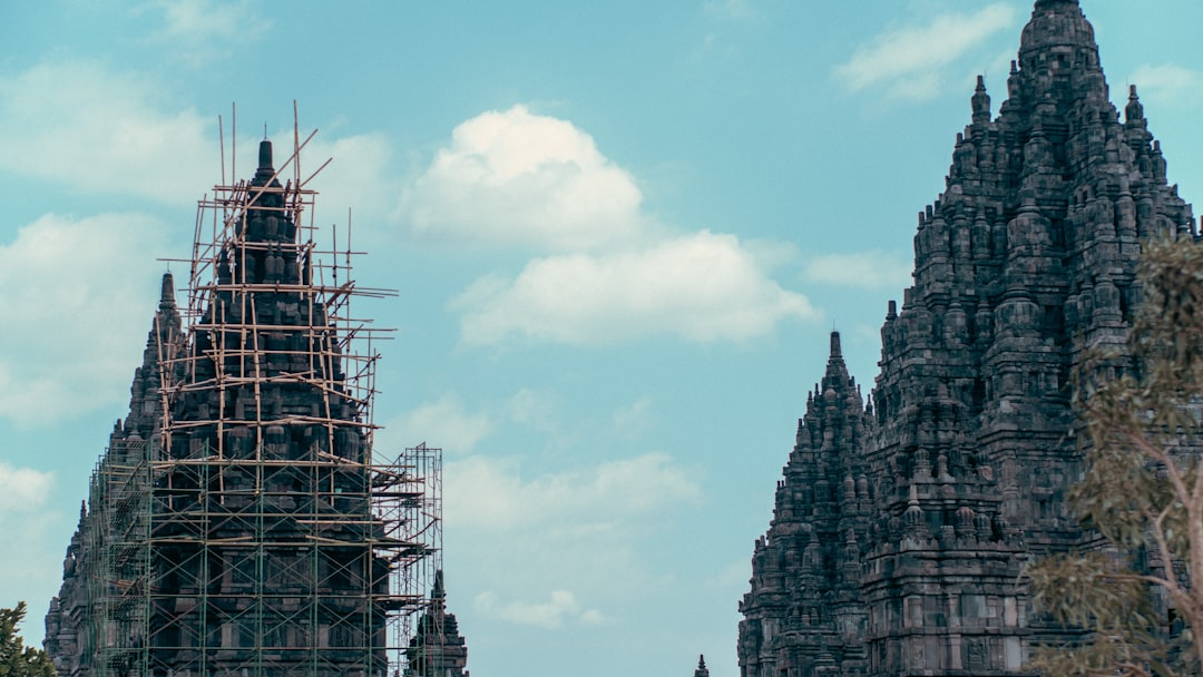 Путешествие в архитектурные шедевры: от современных небоскребов до древних храмов