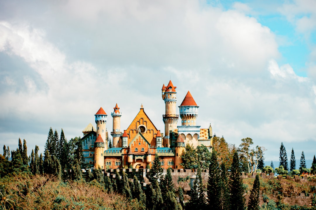 Путешествие в мир сказок: фантастические замки и дворцы