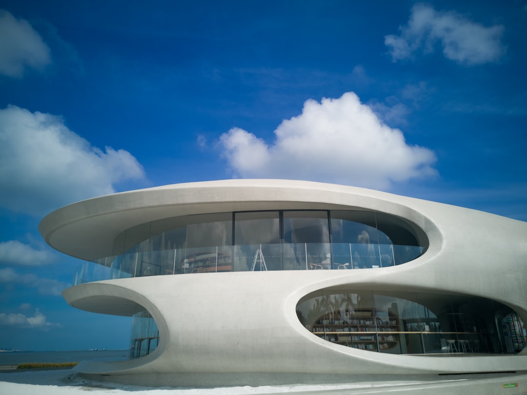 Путешествие в мире архитектурных стилей: от готики до модерна