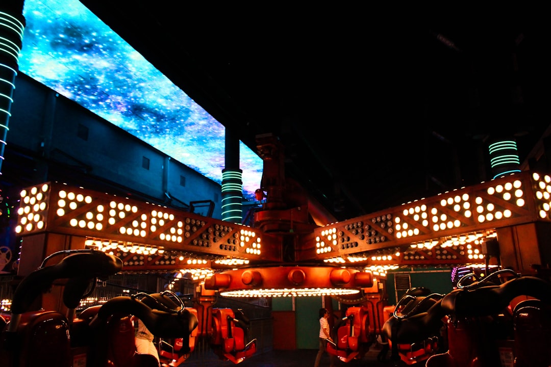 Путешествие в мире фестивалей огненных шоу и световых инсталляций