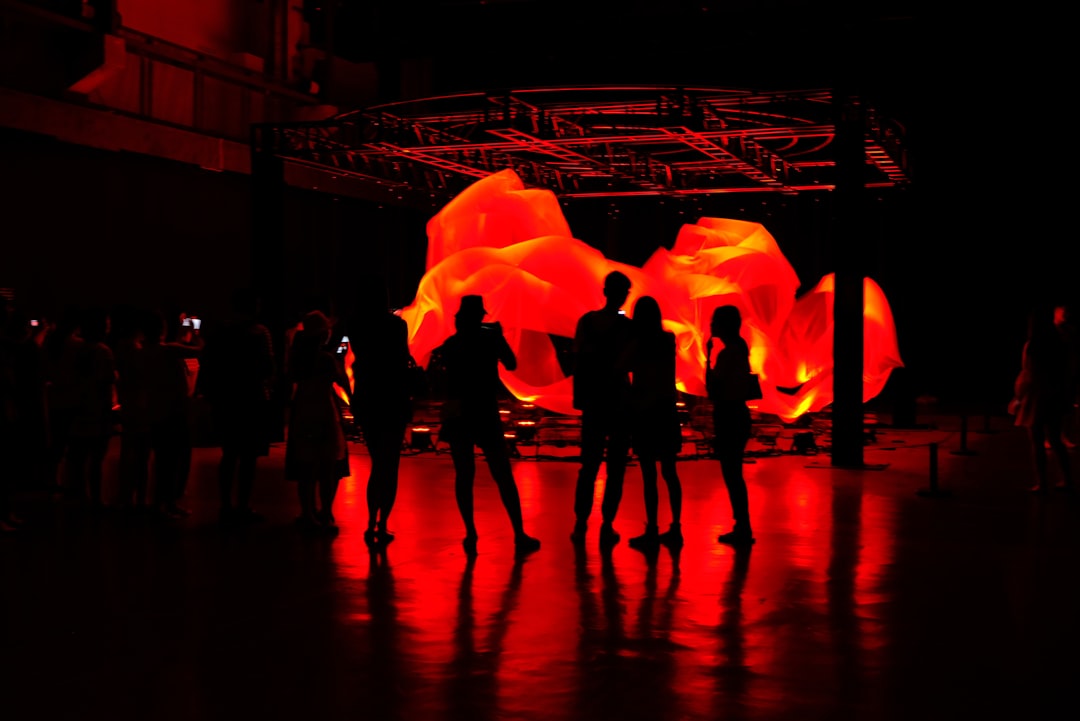 Путешествие в мире фестивалей огненных шоу и световых инсталляций