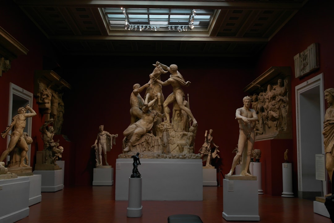 Путешествие в мире искусства: галереи и скульптуры