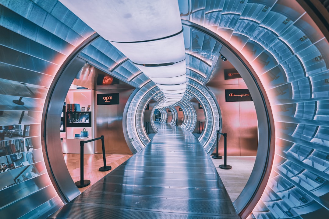 Путешествие в мире науки и технологии: музеи, выставки, инновации