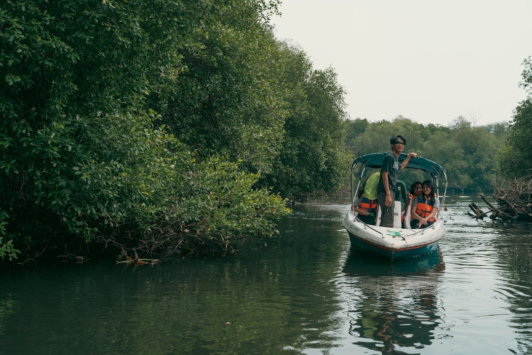 Путешествие в мире водных путешествий: от каякинга до рафтинга