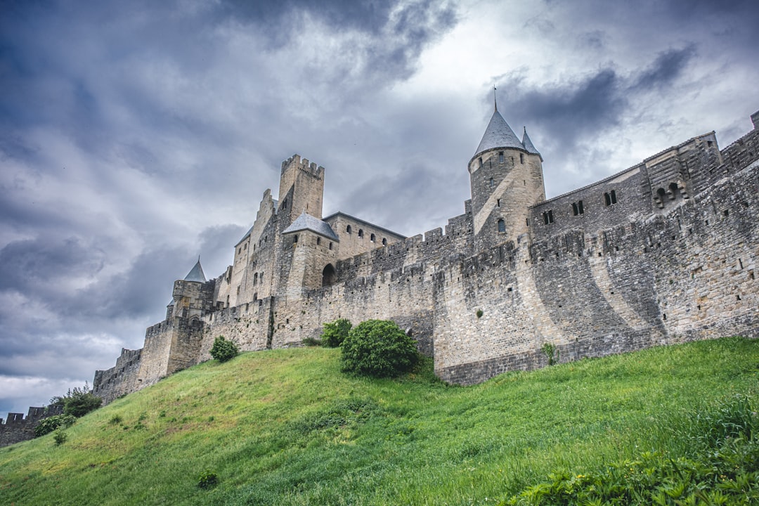Путешествие в прошлое: исследование старинных городов и замков