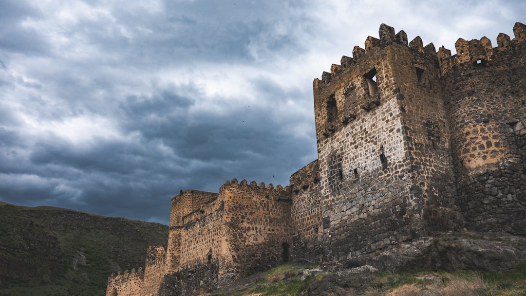 Путешествие в прошлое: исследование старинных городов и замков