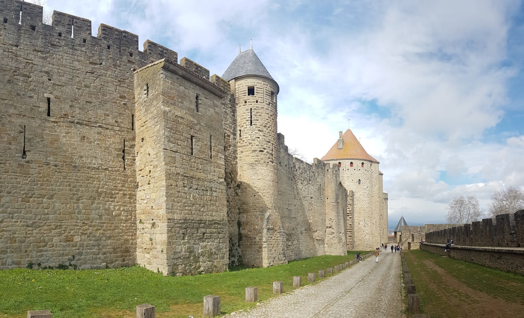 Путешествие в прошлое: исследование старинных городов и замков