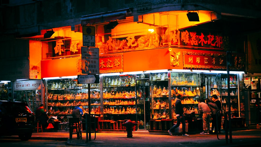 Путеводитель по миру ароматов: лучшие места для покупки духов и масел