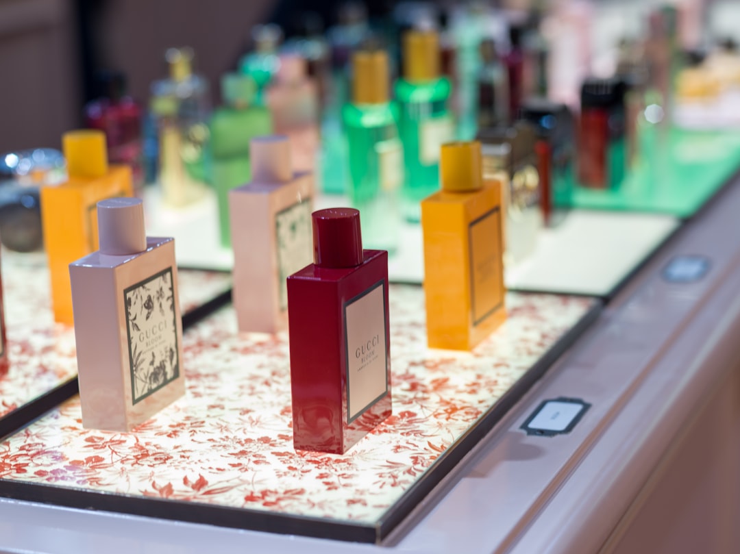 Путеводитель по миру ароматов: лучшие места для покупки духов и масел