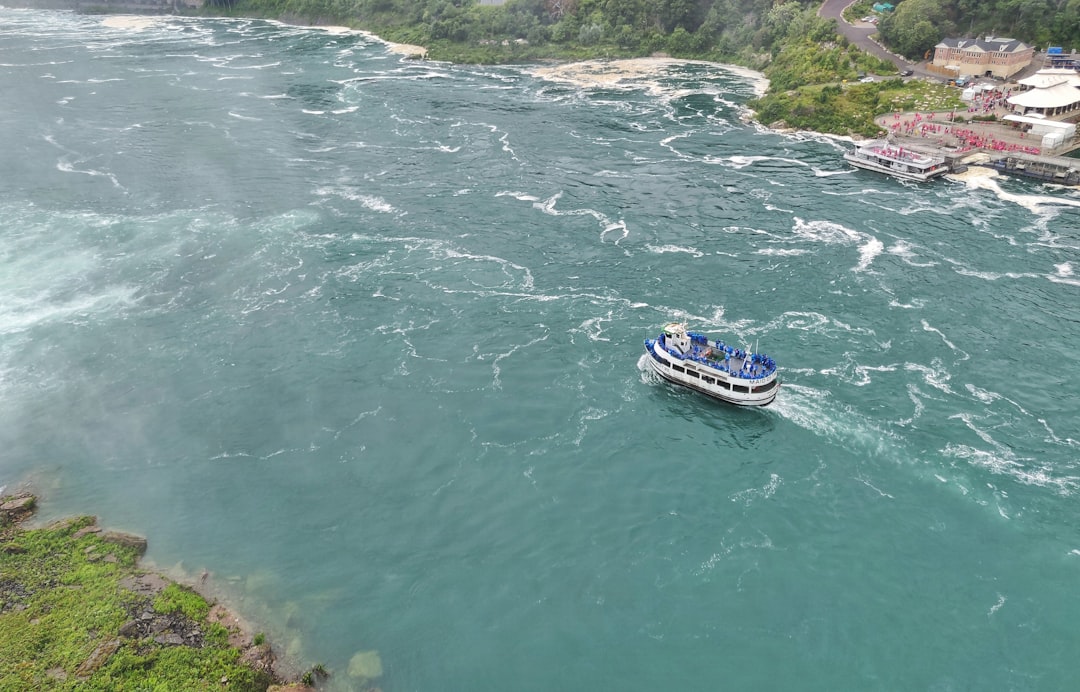 Сплав по рекам: водные приключения и каякинг