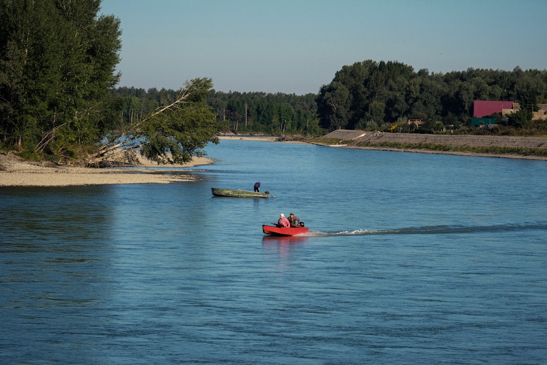 Сплав по рекам: водные приключения и каякинг